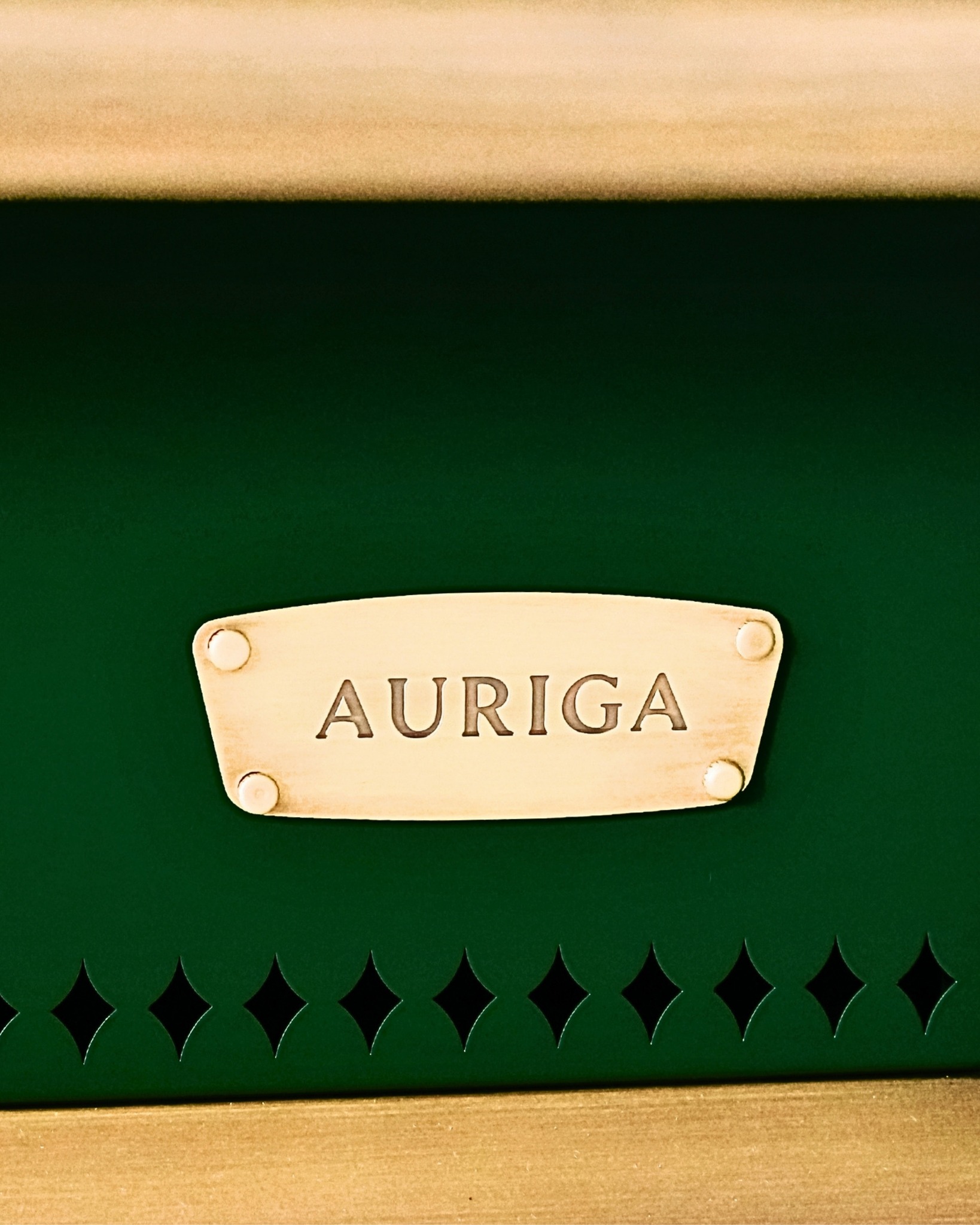 Precision you can hold, craft you can feel.
Every detail on an Auriga is a decision made by hand. The burnished brass nameplate, riveted into place. The constellation-engraved knobs, cast and finished one by one. Crafted in burnished brass, the two rearing horses of the Auriga crest stand proudly as a signature of heritage and craftsmanship. Swipe through the details that most kitchens never have.
Model: Aeternus
Color: Verdant Aurelia
Finish: Burnished Brass
#BrassDetail #KitchenCraft #LuxuryDetails #BespokeKitchen #HandcraftedBrass #KitchenKnobs