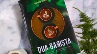 Realitas Ruang Perempuan dan Dalih Patriarki dalam ‘Dua Barista’ Saat membicarakan novel dengan latar pesantren, biasanya kita langsung teringat pada kisah cinta santri yang lugu atau cerita mengejar cita-cita. Namun, novel Dua Barista karya Najhaty Sharma tampil berbeda. Penulis berani mengangkat kisah yang lebih nyata dan menantang, yaitu kehidupan perasaan seorang perempuan di tengah kuatnya budaya patriarki dan praktik poligami. Novel ini bukan sekadar cerita sedih tentang istri yang dimadu. Najhaty dengan sangat baik menggambarkan pergolakan batin para tokoh perempuannya. Ia tidak membuat tokohnya sekadar menjadi korban yang hanya bisa menangis dan pasrah pada nasib. Sebaliknya, pembaca justru diperlihatkan bagaimana perempuan memiliki mental yang kuat, mampu mengatur perannya di rumah, dan terus mencari ruang kebebasan di tengah aturan lingkungan yang kaku.... https://siaran-berita.com/realitas-ruang-perempuan-dan-dalih-patriarki-dalam-dua-barista/ Realitas Ruang Perempuan dan Dalih Patriarki dalam ‘Dua Barista’ Saat membicarakan novel dengan latar pesantren, biasanya kita langsung teringat pada kisah cinta santri yang lugu atau cerita mengejar cita-cita. Namun, novel Dua Barista karya Najhaty Sharma tampil berbeda. Penulis berani mengangkat kisah yang lebih nyata dan menantang, yaitu kehidupan perasaan seorang perempuan di tengah kuatnya budaya patriarki dan praktik poligami. Novel ini bukan sekadar cerita sedih tentang istri yang dimadu. Najhaty dengan sangat baik menggambarkan pergolakan batin para tokoh perempuannya. Ia tidak membuat tokohnya sekadar menjadi korban yang hanya bisa menangis dan pasrah pada nasib. Sebaliknya, pembaca justru diperlihatkan bagaimana perempuan memiliki mental yang kuat, mampu mengatur perannya di rumah, dan terus mencari ruang kebebasan di tengah aturan lingkungan yang kaku.... https://siaran-berita.com/realitas-ruang-perempuan-dan-dalih-patriarki-dalam-dua-barista/