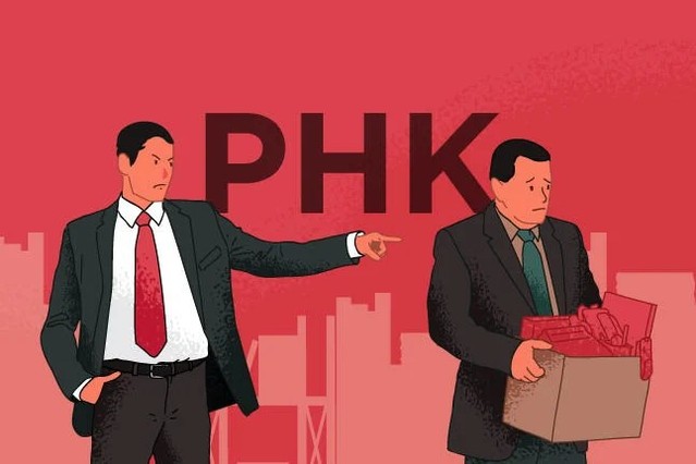 Dampak Pemutusan Hubungan Kerja (PHK) Massal Terhadap Hubungan Industrial Dan Kondisi Keuangan Perusahaan Pemutusan hubungan kerja (PHK) merupakan salah satu keputusan sulit yang dapat diambil oleh perusahaan dalam kondisi tertentu. PHK tidak hanya berdampak pada pekerja yang kehilangan pekerjaannya, tetapi juga memberikan konsekuensi bagi perusahaan itu sendiri, baik dari segi hukum, keuangan, maupun citra perusahaan seperti yang akan diulas Mekari Talenta di sini. Dalam konteks regulasi ketenagakerjaan di Indonesia, salah satu pasal yang mengatur PHK adalah Pasal 164 Undang-Undang Nomor 13 Tahun 2003 tentang Ketenagakerjaan. Pasal ini memberikan dasar hukum bagi perusahaan untuk melakukan PHK dalam kondisi tertentu,seperti mengalami kerugian secara terus-menerus, keadaan memaksa (force majeure), atau alasan efisiensi.... https://siaran-berita.com/dampak-pemutusan-hubungan-kerja-phk-massal-terhadap-hubungan-industrial-dan-kondisi-keuangan-perusahaan/ Dampak Pemutusan Hubungan Kerja (PHK) Massal Terhadap Hubungan Industrial Dan Kondisi Keuangan Perusahaan Pemutusan hubungan kerja (PHK) merupakan salah satu keputusan sulit yang dapat diambil oleh perusahaan dalam kondisi tertentu. PHK tidak hanya berdampak pada pekerja yang kehilangan pekerjaannya, tetapi juga memberikan konsekuensi bagi perusahaan itu sendiri, baik dari segi hukum, keuangan, maupun citra perusahaan seperti yang akan diulas Mekari Talenta di sini. Dalam konteks regulasi ketenagakerjaan di Indonesia, salah satu pasal yang mengatur PHK adalah Pasal 164 Undang-Undang Nomor 13 Tahun 2003 tentang Ketenagakerjaan. Pasal ini memberikan dasar hukum bagi perusahaan untuk melakukan PHK dalam kondisi tertentu,seperti mengalami kerugian secara terus-menerus, keadaan memaksa (force majeure), atau alasan efisiensi.... https://siaran-berita.com/dampak-pemutusan-hubungan-kerja-phk-massal-terhadap-hubungan-industrial-dan-kondisi-keuangan-perusahaan/