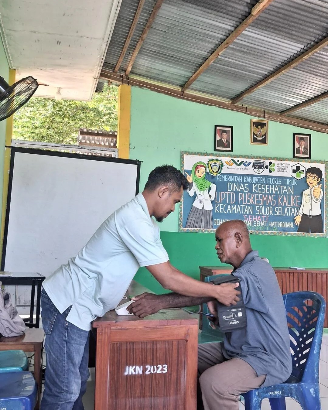 Budaya Organisasi yang Positif adalah Kunci Kesejahteraan Budaya organisasi berpengaruh terhadap perilaku anggotanya, budaya organisasi bahkan dapat menentukan bagaimana cara anggota berperilaku dan beraktivitas dalam mencapai tujuannya. Selain itu budaya organisasi yang kuat dan adaptif bahkan berpengaruh terhadap kinerja seluruh organisasi atau perusahaan. Untuk mendapatkan gambaran mengenai budaya suatu organisasi dapat dilakukan dengan cara menilai suatu organisasi berdasarkan karakteristik-karakteristik budaya organisasi tersebut. Budaya organisasi mencerminkan norma, nilai , kebiasaan, serta cara untuk berpikir dan bertindak yang diterapkan oleh anggota organisasi dalam menjalankan aktivitas mereka. Budaya organisasi yang positif dapat mempengaruhi perilaku individu yang positif , membangun komunikasi yang baik, dan dapat menyejahterakan anggota tim.... https://siaran-berita.com/budaya-organisasi-yang-positif-adalah-kunci-kesejahteraan/ Budaya Organisasi yang Positif adalah Kunci Kesejahteraan Budaya organisasi berpengaruh terhadap perilaku anggotanya, budaya organisasi bahkan dapat menentukan bagaimana cara anggota berperilaku dan beraktivitas dalam mencapai tujuannya. Selain itu budaya organisasi yang kuat dan adaptif bahkan berpengaruh terhadap kinerja seluruh organisasi atau perusahaan. Untuk mendapatkan gambaran mengenai budaya suatu organisasi dapat dilakukan dengan cara menilai suatu organisasi berdasarkan karakteristik-karakteristik budaya organisasi tersebut. Budaya organisasi mencerminkan norma, nilai , kebiasaan, serta cara untuk berpikir dan bertindak yang diterapkan oleh anggota organisasi dalam menjalankan aktivitas mereka. Budaya organisasi yang positif dapat mempengaruhi perilaku individu yang positif , membangun komunikasi yang baik, dan dapat menyejahterakan anggota tim.... https://siaran-berita.com/budaya-organisasi-yang-positif-adalah-kunci-kesejahteraan/