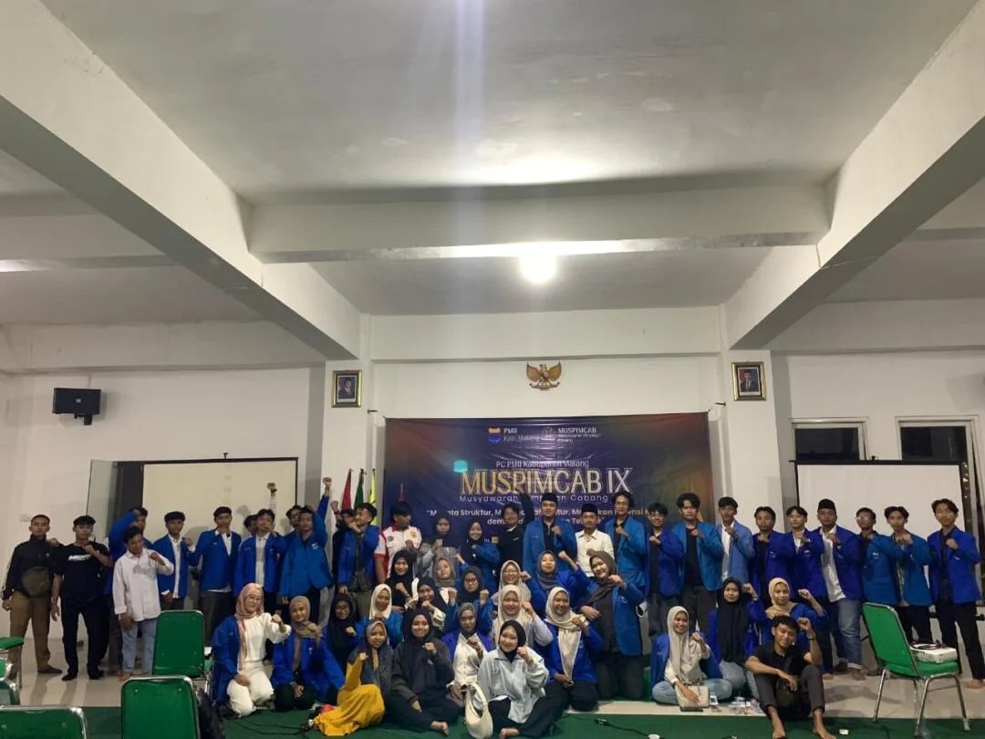 PMII Kabupaten Malang Gelar Muspimcab IX untuk Perkuat Struktur dan Kultur Organisasi MALANG – Pengurus Cabang Pergerakan Mahasiswa Islam Indonesia (PC PMII) Kabupaten Malang mengadakan Musyawarah Pimpinan Cabang (Muspimcab) IX yang berlangsung di Aula Kantor PCNU Kabupaten Malang pada Sabtu-Minggu, 20-21 Juni 2026. Kegiatan yang mengusung tema "Menata Struktur, Menguatkan Kultur, Melejitkan Potensi Kader demi Kaderisasi yang Terukur" ini dimanfaatkan sebagai ajang konsolidasi kader untuk merespons kompleksitas persoalan kebangsaan sekaligus mengevaluasi haluan organisasi ke depan. Forum tersebut dihadiri oleh perwakilan dari enam komisariat dan delapan rayon di lingkungan PC PMII Kabupaten Malang, serta dihadiri pula oleh jajaran Polres Malang dan Polsek Kepanjen.... https://siaran-berita.com/pmii-kabupaten-malang-gelar-muspimcab-ix-untuk-perkuat-struktur-dan-kultur-organisasi/ PMII Kabupaten Malang Gelar Muspimcab IX untuk Perkuat Struktur dan Kultur Organisasi MALANG – Pengurus Cabang Pergerakan Mahasiswa Islam Indonesia (PC PMII) Kabupaten Malang mengadakan Musyawarah Pimpinan Cabang (Muspimcab) IX yang berlangsung di Aula Kantor PCNU Kabupaten Malang pada Sabtu-Minggu, 20-21 Juni 2026. Kegiatan yang mengusung tema "Menata Struktur, Menguatkan Kultur, Melejitkan Potensi Kader demi Kaderisasi yang Terukur" ini dimanfaatkan sebagai ajang konsolidasi kader untuk merespons kompleksitas persoalan kebangsaan sekaligus mengevaluasi haluan organisasi ke depan. Forum tersebut dihadiri oleh perwakilan dari enam komisariat dan delapan rayon di lingkungan PC PMII Kabupaten Malang, serta dihadiri pula oleh jajaran Polres Malang dan Polsek Kepanjen.... https://siaran-berita.com/pmii-kabupaten-malang-gelar-muspimcab-ix-untuk-perkuat-struktur-dan-kultur-organisasi/